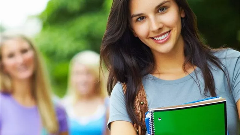 منها الحب من أول نظرة.. أحلام وتخيلات الفتيات عن مرحلة الجامعة 