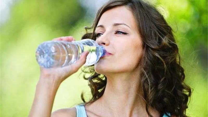 تشنج أو غيبوبة.. خطورة الإفراط في شرب الماء 