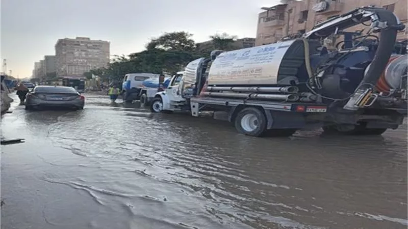 مياه الجيزة: الدفع بـ 13 سيارة لشفط المياه بشارع جامعة الدول العربية