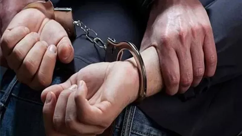 أهالي نبروه يضبطون شابًّا أثناء سرقته قرطًا ذهبيًّا من طفلة 