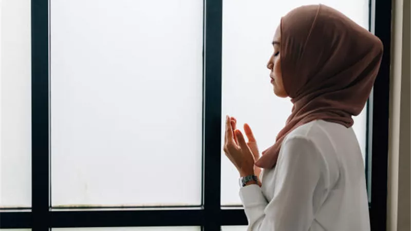 كنز من كنوز الدنيا والآخرة.. «عبد الرازق» يكشف عن عبارة تهزم الصعاب