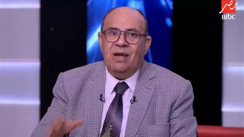 مرات ابني بتلبس ضيق.. ومبروك عطية يرد: انتي مالك | فيديو