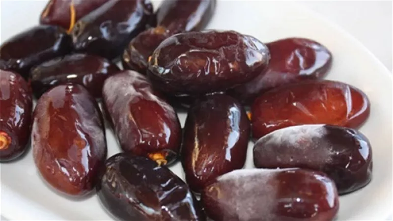 10 فوائد مذهلة للبلح الأسود للسيدات والفتيات