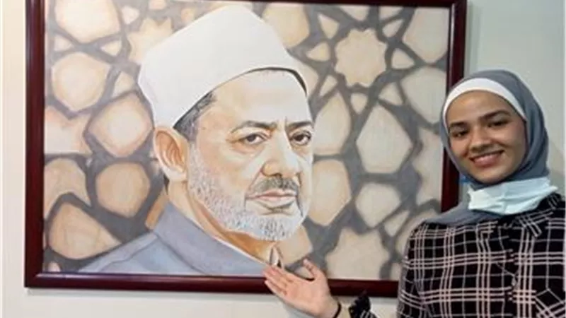 رسمته في 4 أيام.. أزهرية تُبهر معرض الإسكندرية بـ«بورتريه للإمام الطيب»