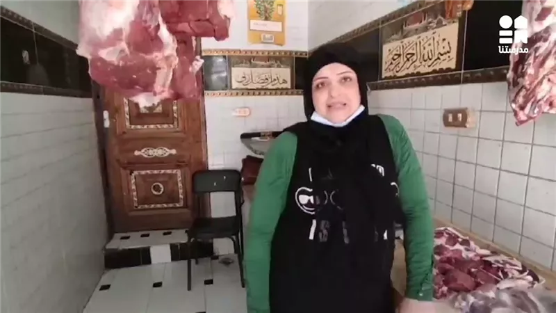 «الأسطى سارة.. وهدير الجزارة.. ورئيسة بائعة الفول».. حكاية 3 ستات بـ 100 راجل| فيديو