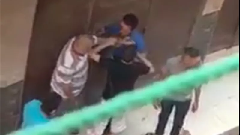 الأهالي ضربوه.. لحظة تحرش شاب بفتاة في الجيزة || فيديو