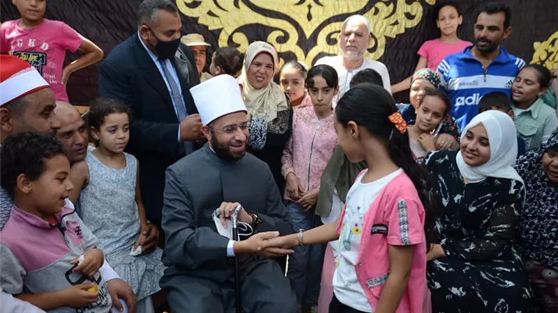 أسامة الأزهري يُفاجئ الثانية على الثانوية الأزهرية مكفوفين بزيارتها في قريتها بالبحيرة.. صور
