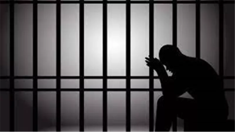 طعنها 30 طعنة.. شادي يقتل أمه بسكين بسبب 