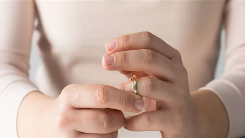 جعلني خادمة.. زوجة تطلب الخلع: زوجي لعبة أخته.. بتحركه بريموت كنترول