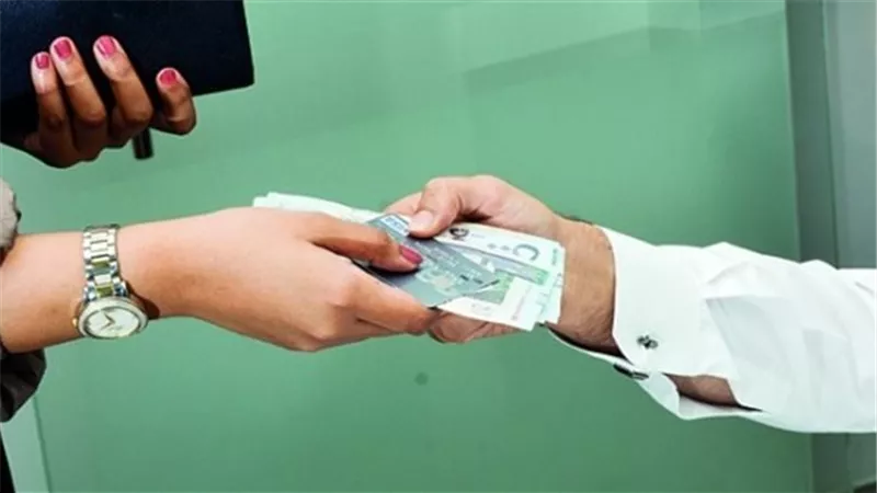 أستاذ علم اجتماع: بعض الرجال يؤدون الأعمال المنزلية مقابل تحمل الزوجة لمصاريف البيت 