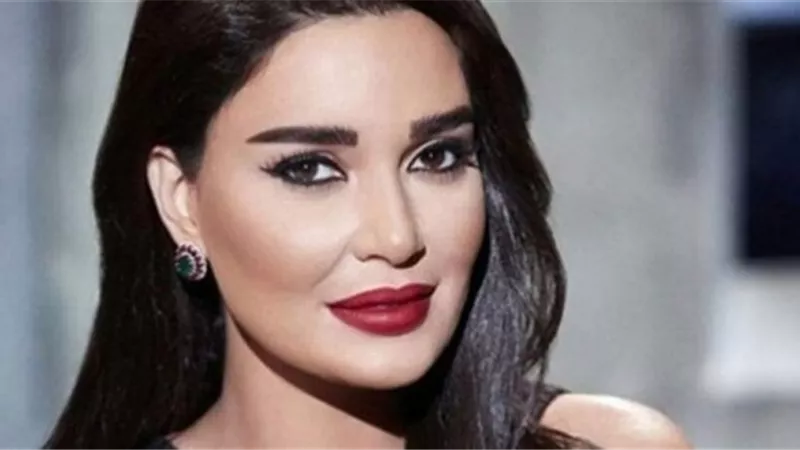 سيرين عبد النور تضع أحمر الشفاه.. وتطلب رأي الجمهور في «اللوك»| فيديو