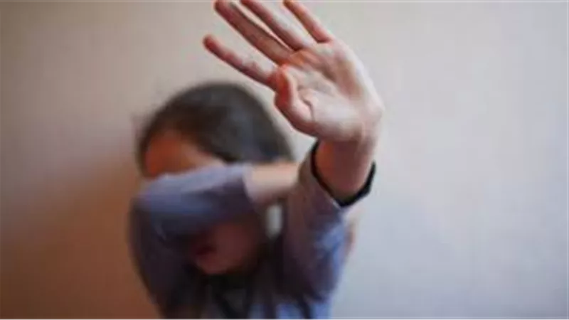 أصيبت بكدمات وكسور.. بائع مناديل يغتصب طفلة 4 سنوات في الشرقية