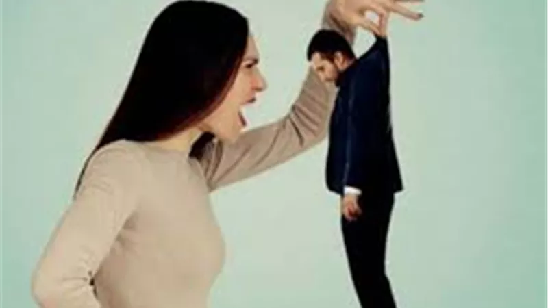 متصلة تبكي وتشتكي من زوجها بعد الزواج من أخرى.. ورد فعل الشيخ
