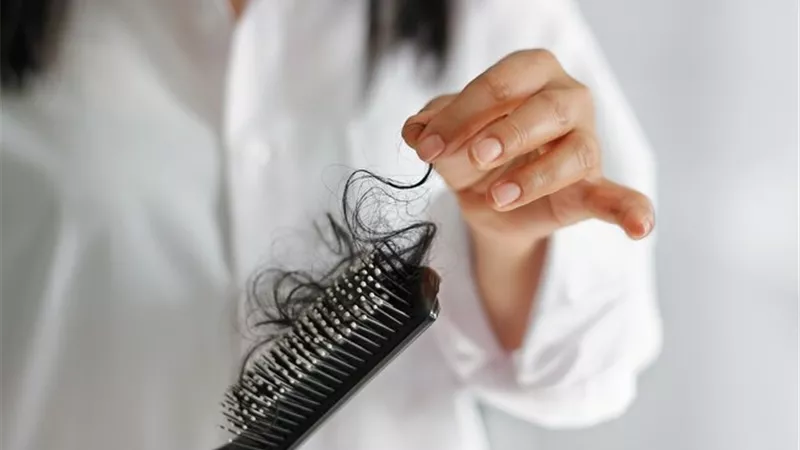 أستاذ بالقومي للبحوث يكشف علاقة زيادة حالات تساقط الشعر بكورونا 