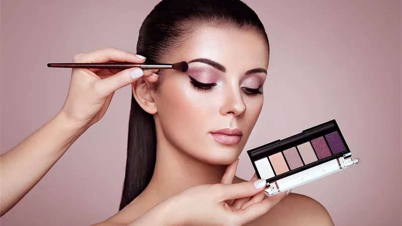 أبرزها «التنت».. 4 أشياء أساسية يجب أن تكون في حقيبة مكياجك