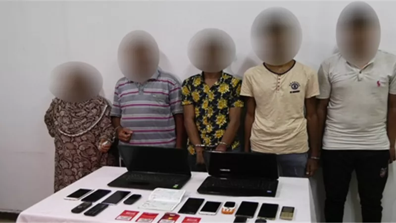  سقوط عصابة تتزعمها امرأة لسرقة أموال عملاء البنوك 