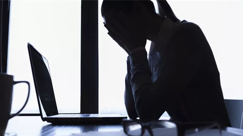 جروبات مشبوهة وصور جنسية وابتزاز.. فتيات ضحايا التحرش الإلكتروني