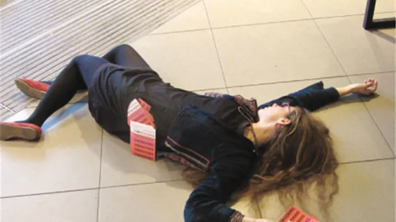 فتاة أغمي عليها أثناء حديثها في الموبايل والسبب لا يصدق