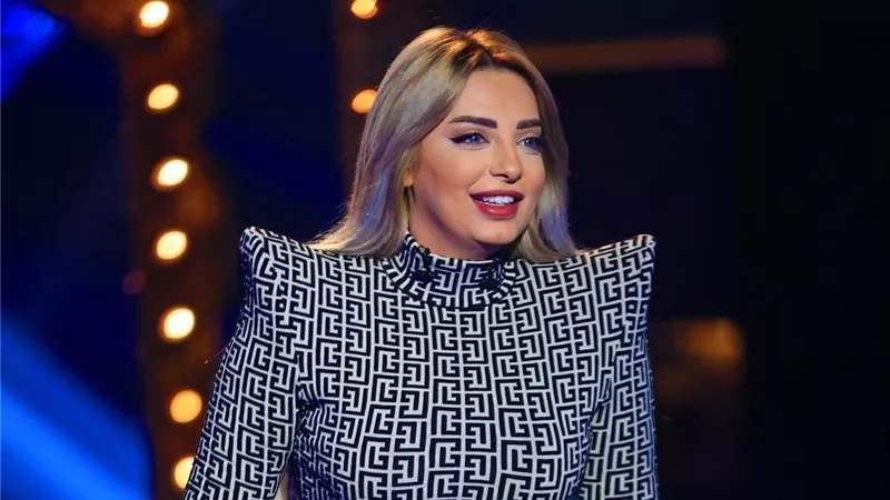 مي حلمي في 8 إطلالات مثيرة على السوشيال ميديا || صور