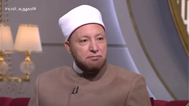 متصلة: جوزي مسافر وبضعف أمام الكلمة الحلوة.. أعمل إيه؟.. أمين الفتوى يُجيب