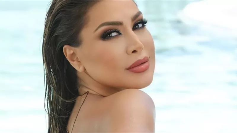 شاهد.. نوال الزغبي على البحر بالأصفر الشفاف 