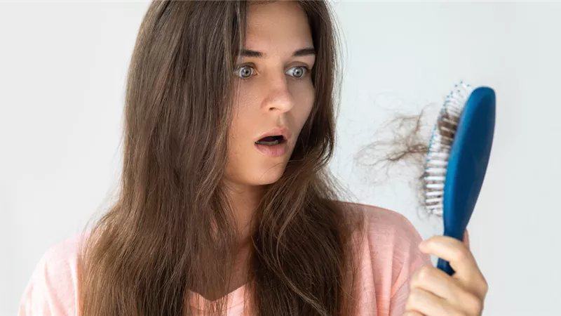 أبرزها المكسرات والبذور.. 4 أطعمة ومشروبات لتقليل تساقط الشعر