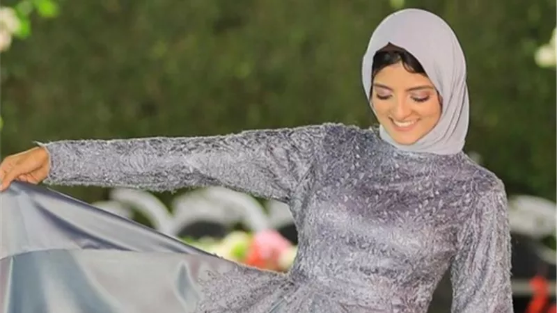 الأزرق للبيضاء والرمادي للسمراء.. موديلات فساتين سهرة طويلة تناسب كافة ألوان البشرة