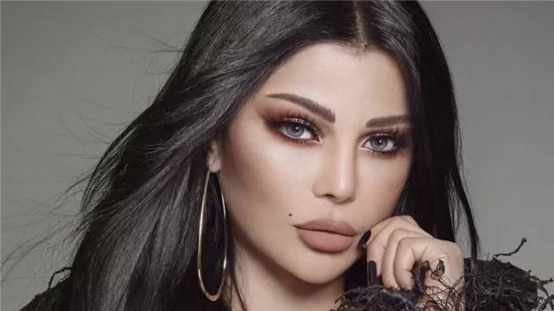 بالكحل الأسود.. هيفاء وهبي في إطلالة صيفية جذابة