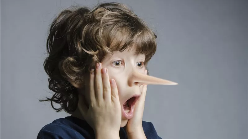 أخصائية نفسية تكشف عن سلوكيات تُمارسيها تُعلم طفلك الكذب 