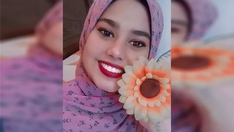 «البنات أشطر الكائنات».. طالبة تبدع في التطريز بخامات بسيطة