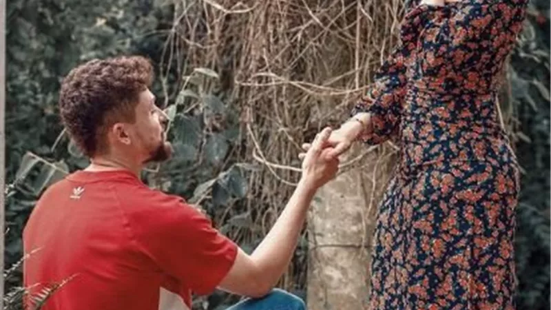 «ابنة الهضبة» تُثير التساؤلات بعد نشرها صورة لخطيبها  
