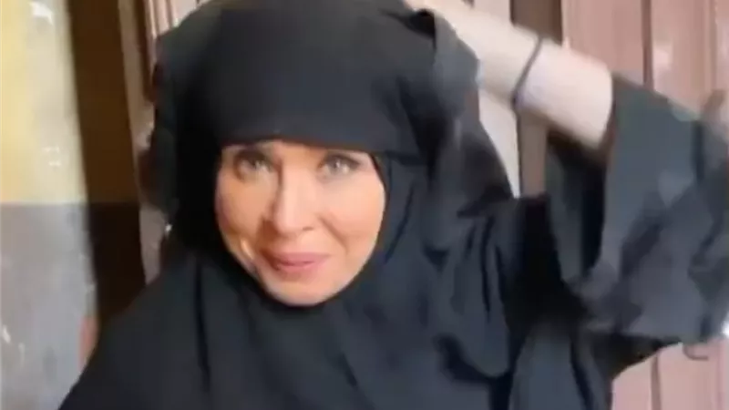 دينا .. تهرب من الجمهور بعد سبها على انستغرام