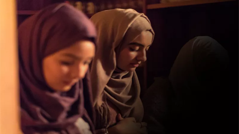 حكم صلاة المرأة وقدمها مكشوفة..الإفتاء تجيب