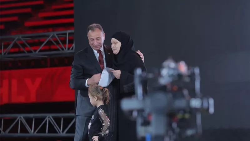الخطيب يكرم والدة الراحل 