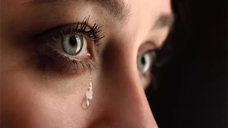 دموع امرأة.. عاد بزوجته الثانية هدية لي بعد سنوات الغربة