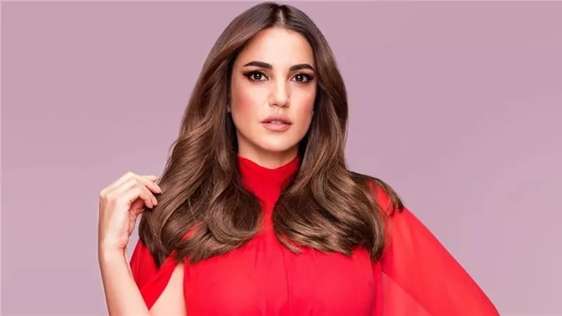 بالأبيض والأسود.. دُرة تخطف الأنظار في «غيرلان» بدبي