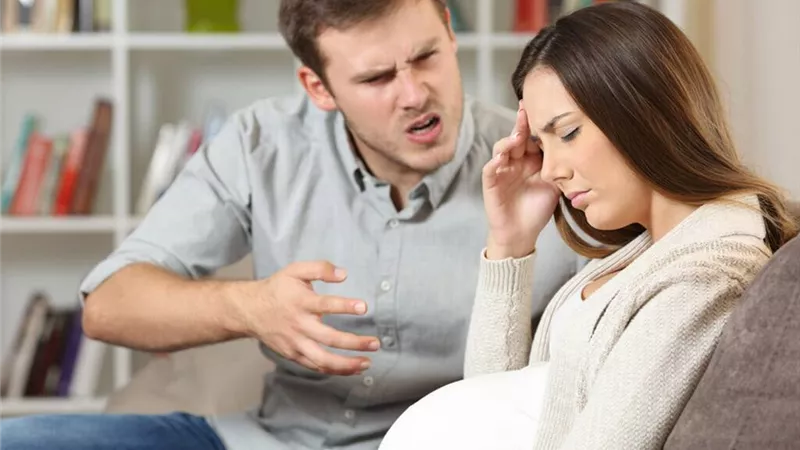 حكاية سكرتيرة.. طردني وأنا حامل بطفله ويرفض الاعتراف به