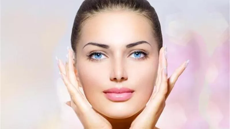 10 أخطاء تجنبي فعلها للحفاظ على بشرتك
