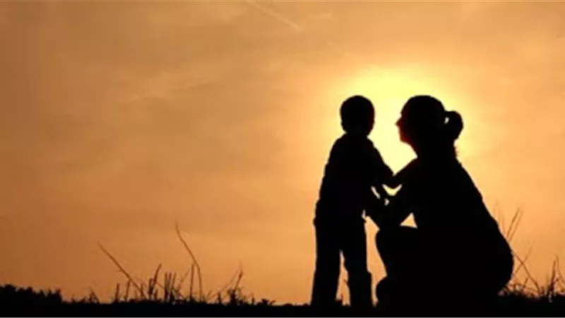 ما حُكم من سافرت بابنها في فترة عدتها دون علم أبيه.. «الإفتاء» توضح