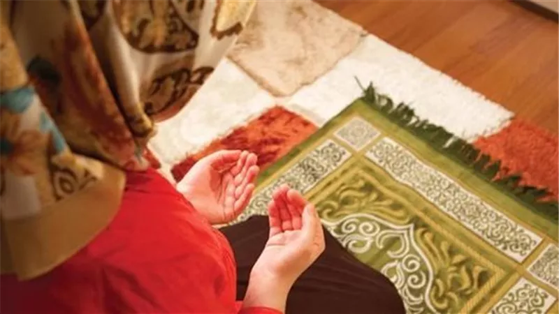  حكم صلاة المرأة خارج منزلها.. الإفتاء تجيب 