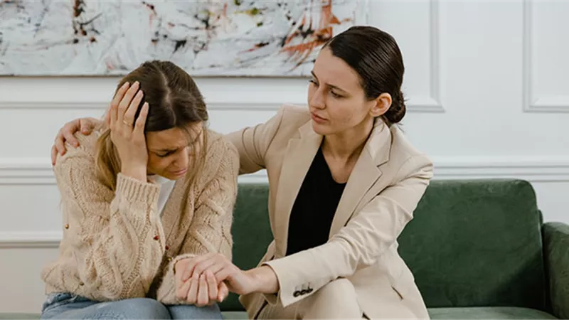 7 نصائح للأمهات للتعامل مع المشاكل النفسية الأكثر شيوعًا بين المراهقات 