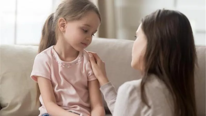 كيف تتخلصين من الحرص الزائد على طفلك؟.. أخصائية نفسية تجيب | فيديو