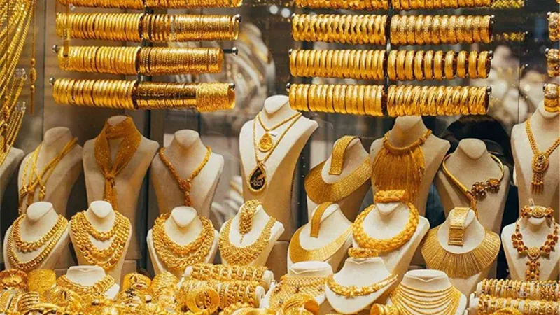 الذهب يواصل انخفاضه محليًّا وعالميًّا اليوم الخميس