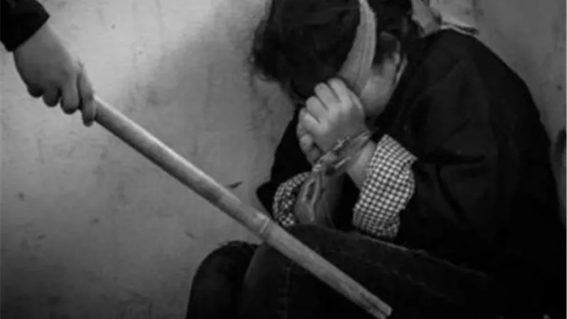 شاب غير متزن نفسيًّا وراء ضرب سيدة بعصا في بورسعيد