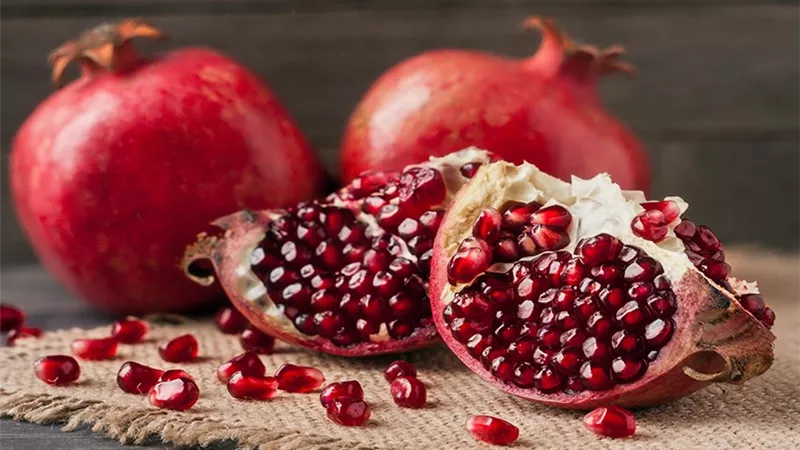 طرق استخدام للرمان للحفاظ على نضارة بشرتك