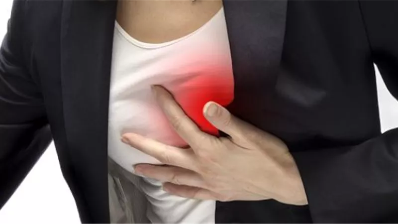أعراض وأسباب الذبحة الصدرية لدى النساء