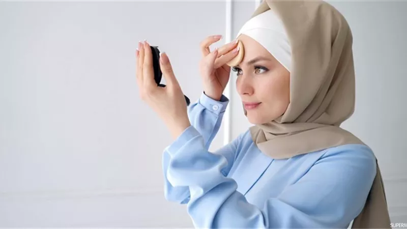 حُكم وضع المرأة المحجبة للمكياج.. «الإفتاء» تُجيب
