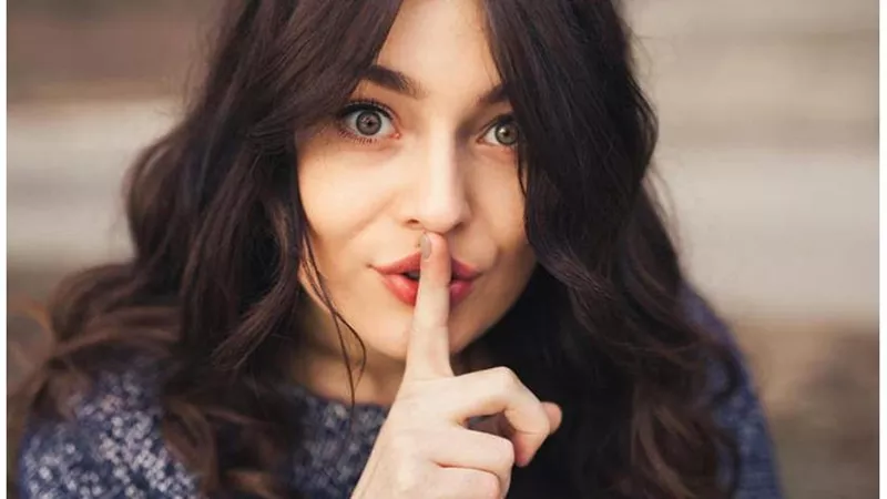 مجرد رقم.. لماذا ترفض الفتيات الإفصاح عن عمرهن الحقيقي؟! | فيديو