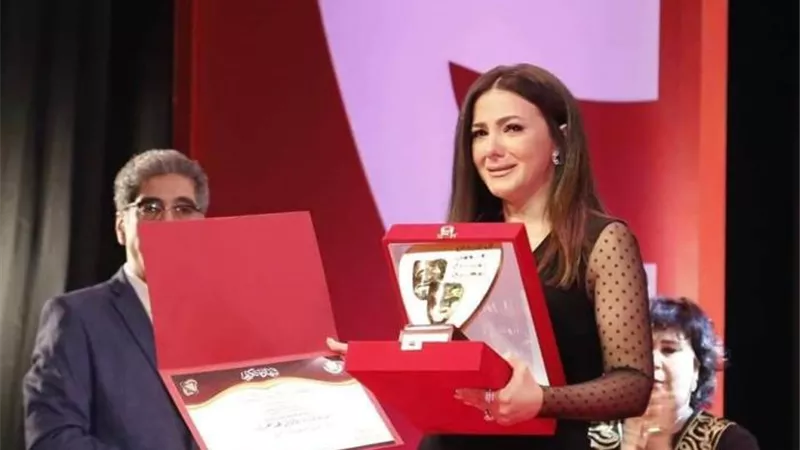 دنيا سمير غانم تنهار في أول ظهور لها بعد وفاة والديها