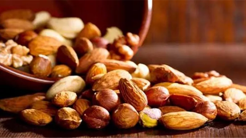 مصدر للفيتامينات وتحسن صحة القلب.. 8 فوائد للمكسرات